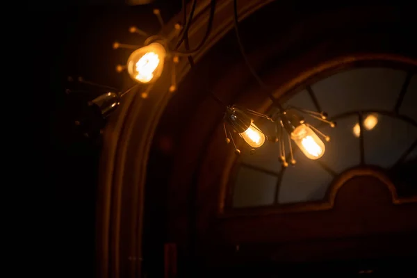 Karanlık Odada Ampullerin Bulanıklığı Parlayan Bir Işık Arka Plan — Stok fotoğraf