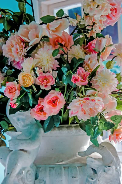 Hermosas Flores Jarrón Sobre Fondo Borroso —  Fotos de Stock