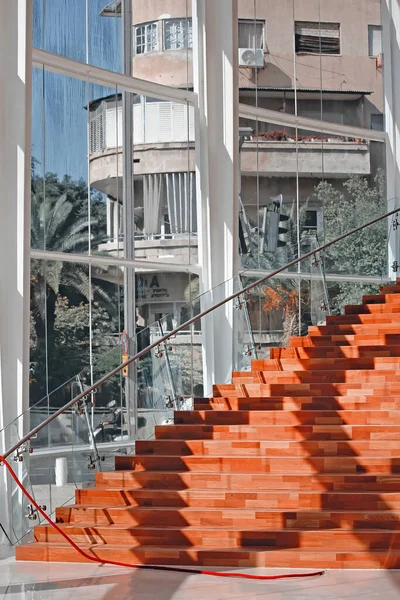 Modern Bir Bina Merdiven Cam Pencere Manzarası — Stok fotoğraf