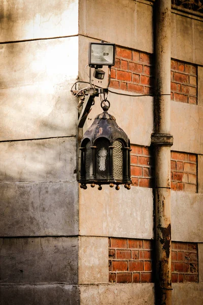 城市里的老式灯笼 — 图库照片