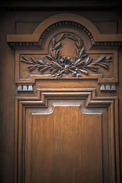 Süslü ve ahşap desenli güzel bir kapı.