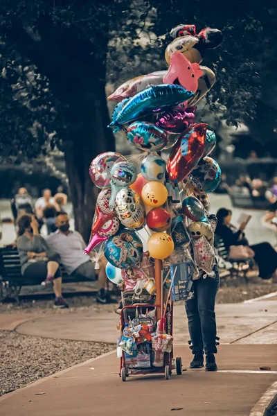 Menschen Mit Bunten Luftballons Der Stadt — Stockfoto