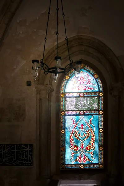 Renkli Vitray Pencereli Dini Binanın Güzel Mekanı — Stok fotoğraf