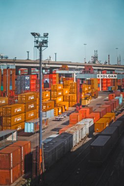 Modern şehrin sanayi limanına bakış