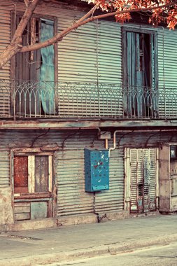 Şehirdeki eski ahşap ev.