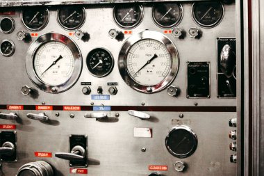 İtfaiye aracındaki araç ve göstergelerin yakın çekim görüntüleri