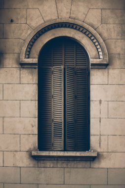 Binaların, eski balkonların ve pencerelerin mimari dekorasyonları