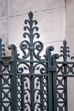 Şehrin eski metal kapısı. 