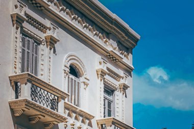 Binaların, eski balkonların ve pencerelerin mimari dekorasyonları