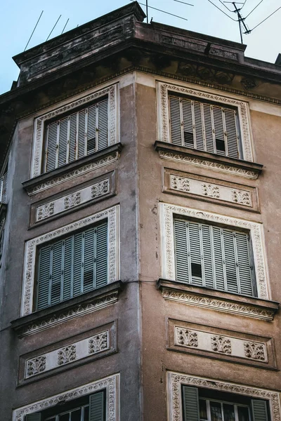 Binaların, eski balkonların ve pencerelerin mimari dekorasyonları