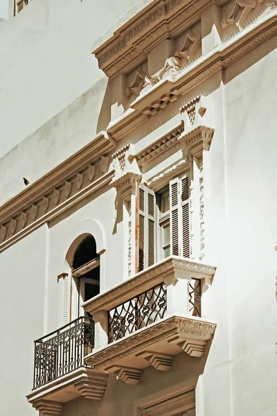 Binaların, eski balkonların ve pencerelerin mimari dekorasyonları