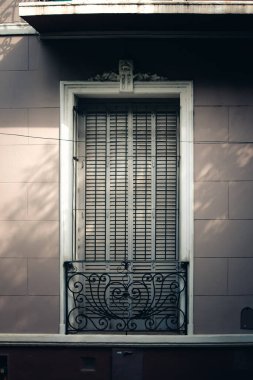 Antika binanın penceresinin yakın çekim görüntüsü
