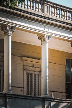 Şehirdeki binanın ön cephesi  