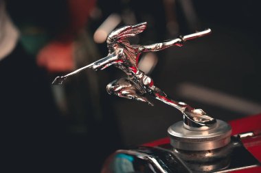 Eski bir arabanın kapağını kapatın.