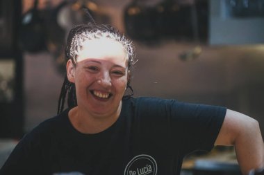 Siyah tişörtlü genç bir kadının portresi