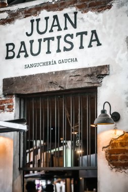 Restorana giden yolu işaret et.