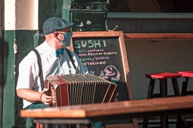 Sokakta Bandoneon çalan sokak müzisyeni 