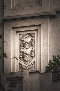 Antik binanın heykel detaylarını yakından çek