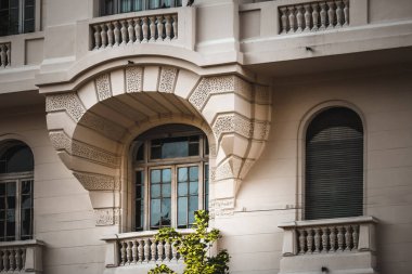 Antika binanın detaylarını yakından çek.