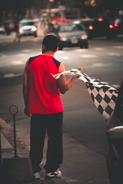 Yarış bitiş bayrağı yol kenarında duran adamın dikiz manzarası