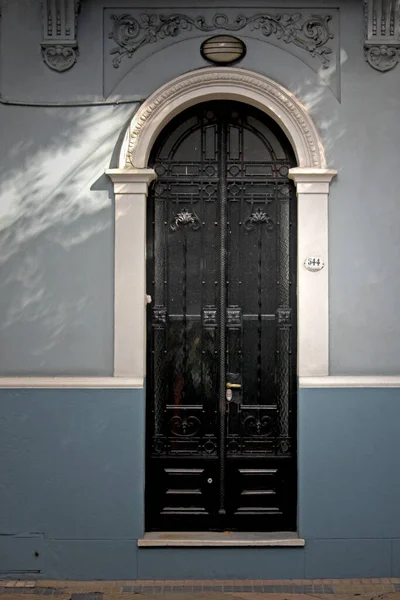 ブエノスアイレスの古い木製のドア — ストック写真