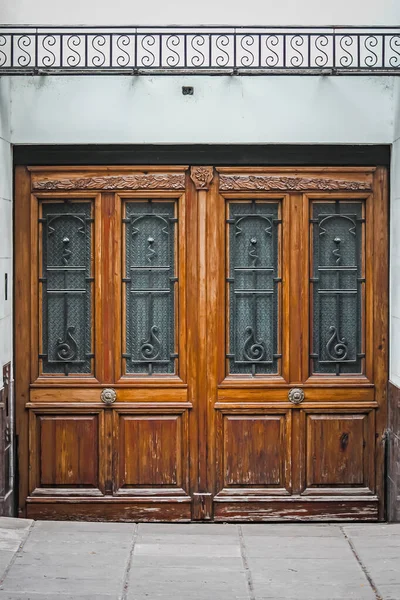 ブエノスアイレスに古い木製のドア — ストック写真