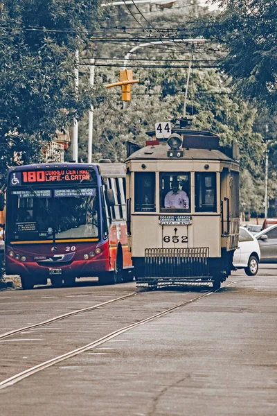 Oldtimer Straßenbahn Fährt Der Altstadt Vorbei — Stockfoto