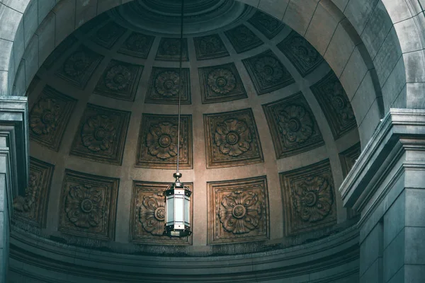 Antika binanın detaylarını yakından çek.