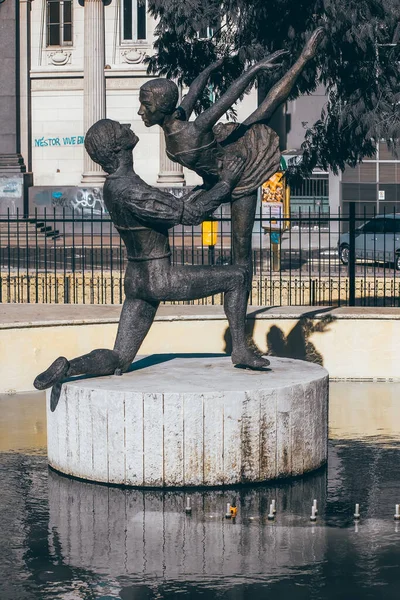 Gros Plan Statue Des Amants Sur Rue Ville Européenne — Photo