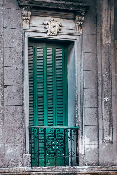 Close Shot Van Het Raam Van Antiek Gebouw — Stockfoto