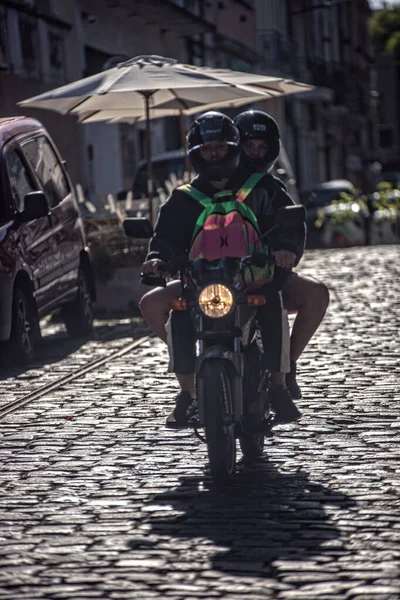 Coppia Guida Moto Sulla Strada Della Città — Foto Stock