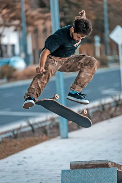 스케이트 길거리에서 묘기를 부리는 — 스톡 사진