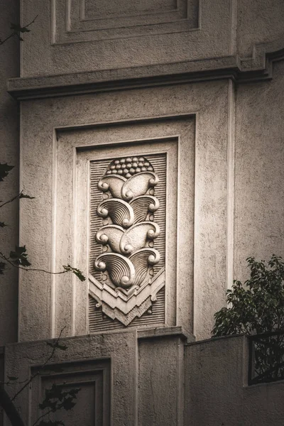 Antik binanın heykel detaylarını yakından çek