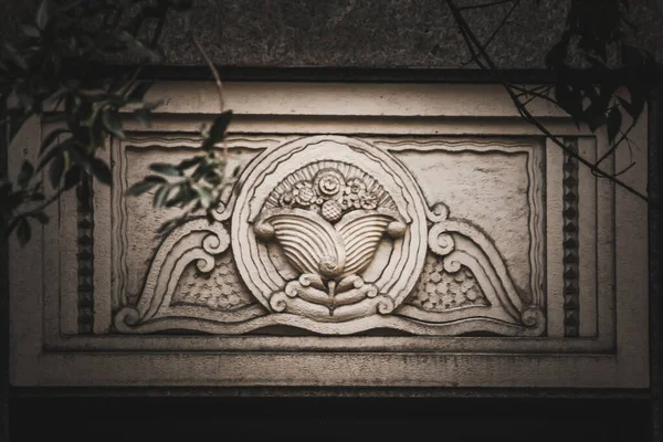 Antik binanın heykel detaylarını yakından çek