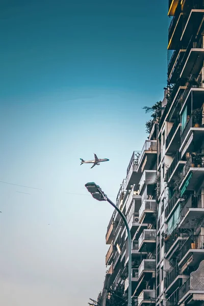 Binanın üzerinde uçan bir uçak 