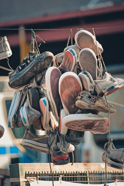 İpe asılı bir çift erkek ayakkabısı. 