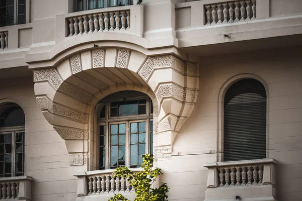 Antika binanın detaylarını yakından çek.