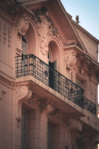 Antika binanın detaylarını yakından çek.