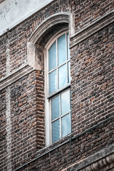 Antika binanın penceresinin yakın çekim görüntüsü