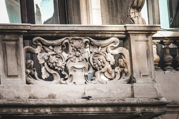 Antik binanın heykel detaylarını yakından çek