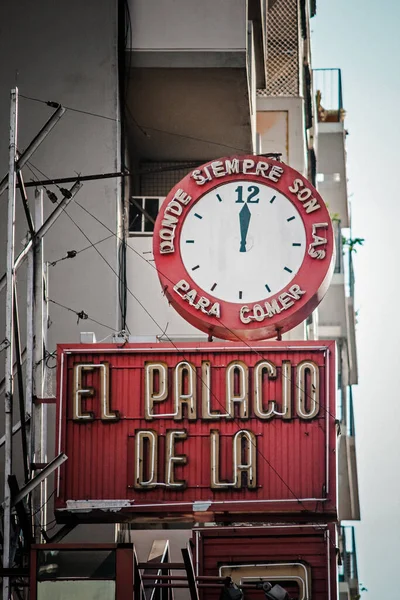 Zbliżenie Strzał Zegara Ścianie Budynku Argentynie — Zdjęcie stockowe