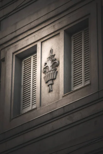 Antika binanın detaylarını yakından çek.