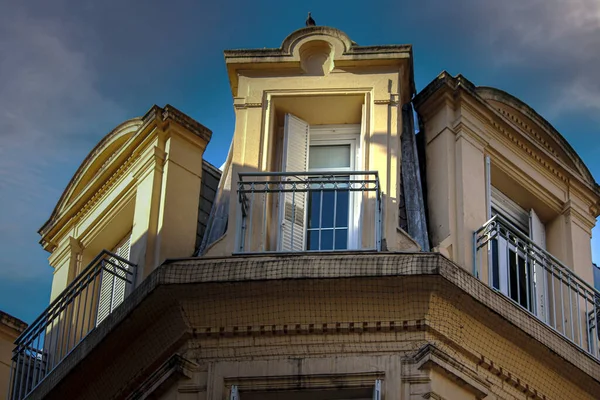 Antika binanın penceresinin yakın çekim görüntüsü