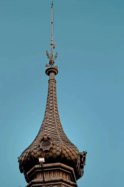 Close Tiro Telhado Catedral Fundo Céu Azul — Fotografia de Stock