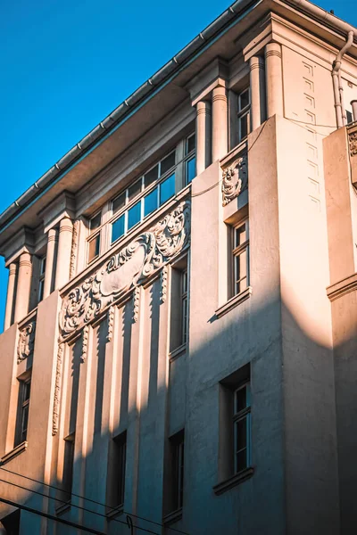 Antika binanın detaylarını yakından çek.