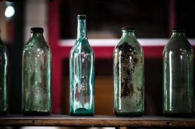 Farklı renklerde şişeleri kapat