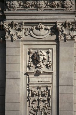 Antika binanın detaylarını yakından çek. 