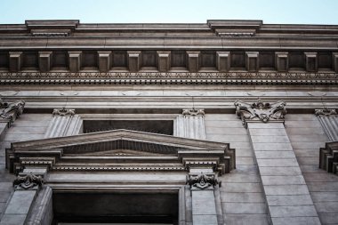 Şehirdeki antik binanın cephesi. 