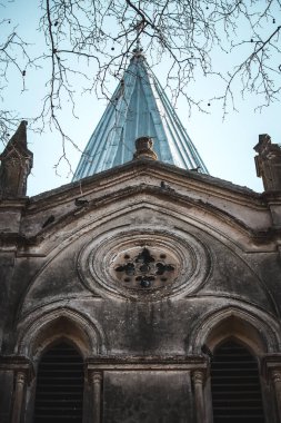 Dairesel merdivenleri olan modern bir binanın içinde. 