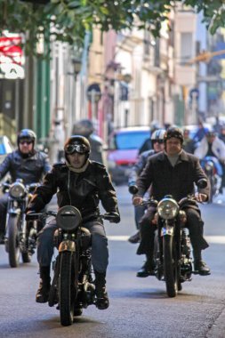 Klasik motosiklet kullanan bir grup adam.